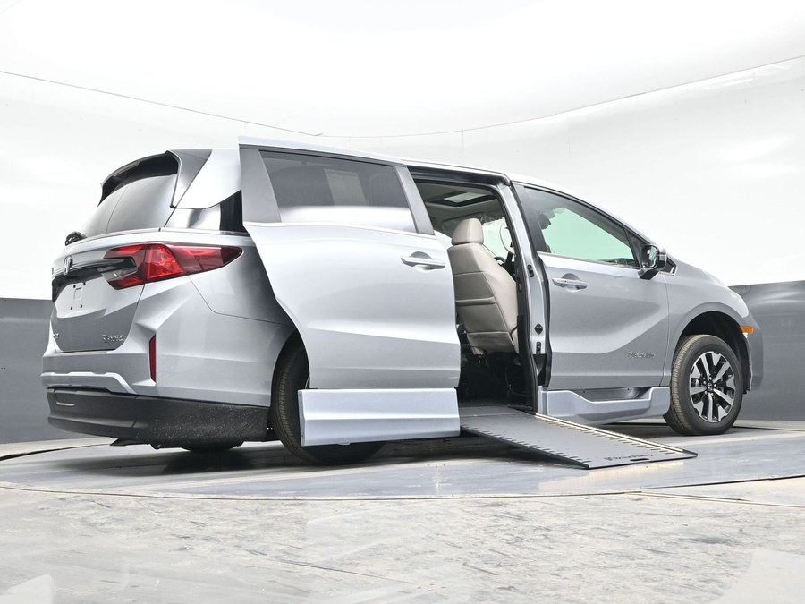 Silver Honda Odyssey image number 21
