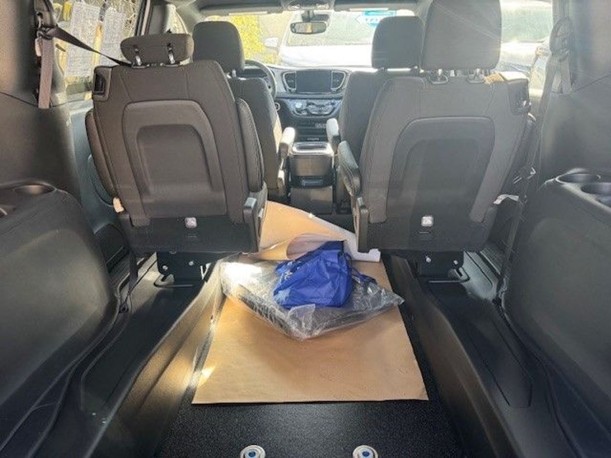 White Chrysler Voyager image number 7