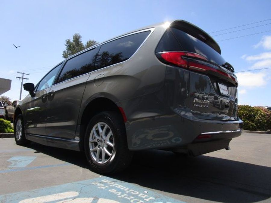 New 2025 Chrysler Pacifica Select Safety - BraunAbility Side Entry Entry Fold Out Automatic Ramp