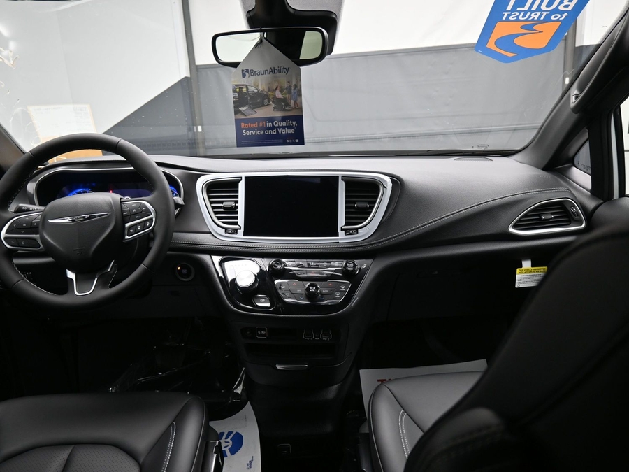 New 2025 Chrysler Pacifica Select Safety - BraunAbility Side Entry Entry In Floor Automatic Ramp