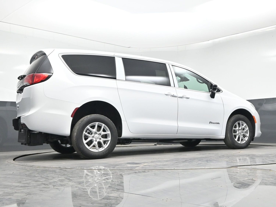 White Chrysler Voyager image number 8