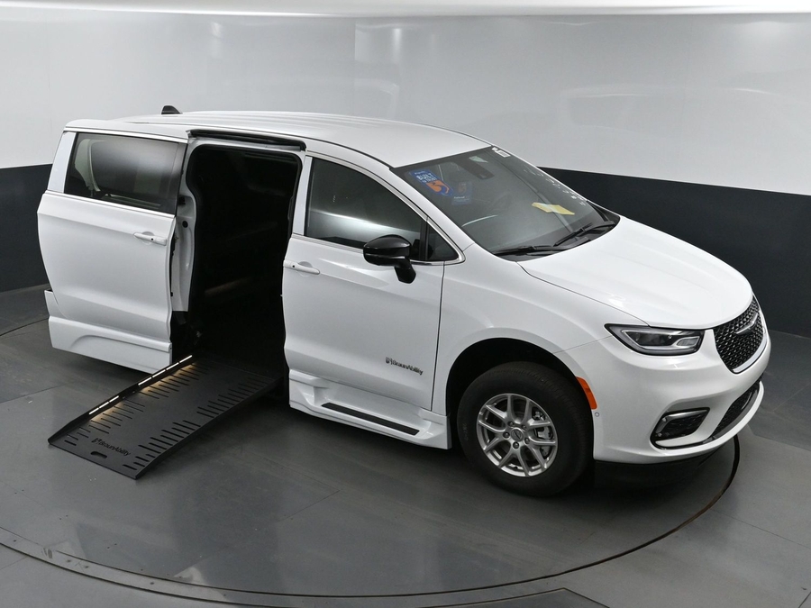 New 2025 Chrysler Pacifica Select Safety - BraunAbility Side Entry Entry Fold Out Automatic Ramp