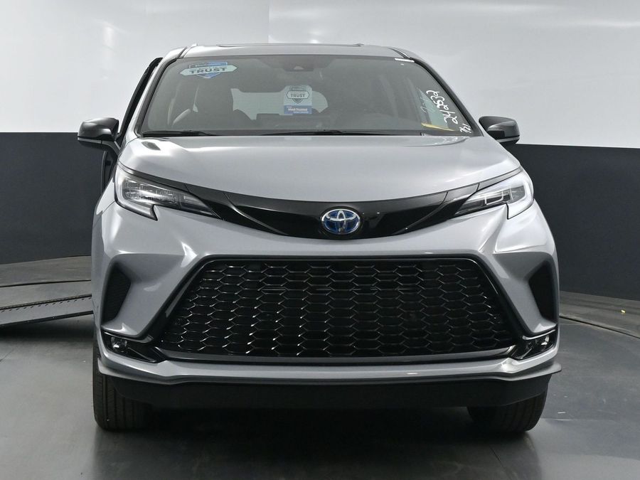 New 2025 Toyota Sienna Hybrid XSE Sport - BraunAbility Side Entry Entry In Floor Automatic Ramp