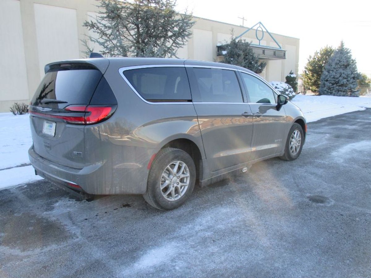 Grey Chrysler Pacifica image number 7