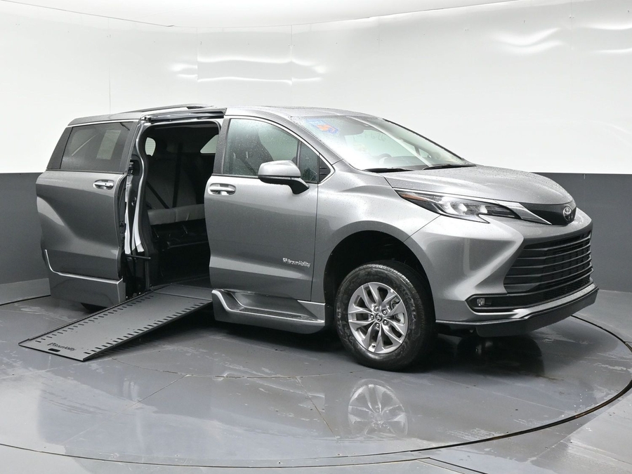 New 2026 Toyota Sienna Hybrid XLE Add - BraunAbility Side Entry In Floor Automatic Ramp