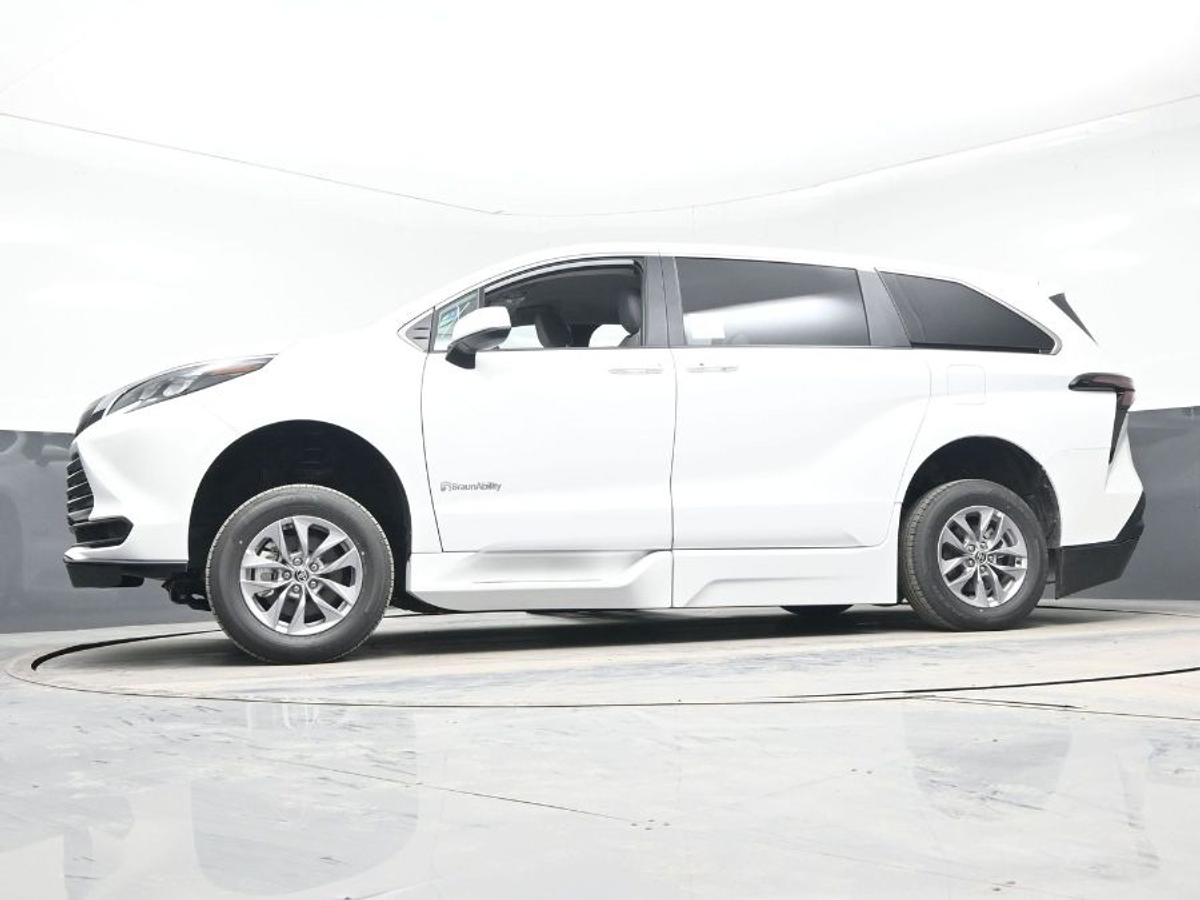 2025 TOYOTA SIENNA - Image 11