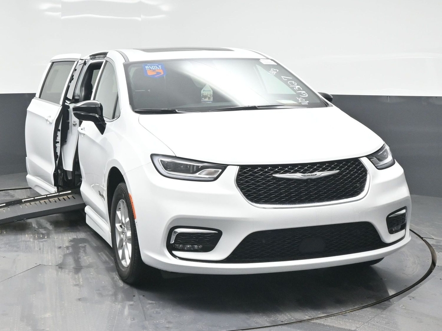 White Chrysler Pacifica image number 22