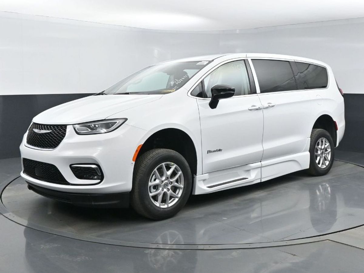 White Chrysler Pacifica image number 18