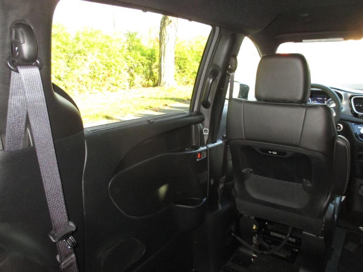 Grey Chrysler Pacifica image number 11