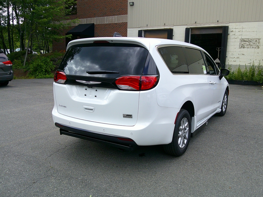 White Chrysler Voyager image number 9