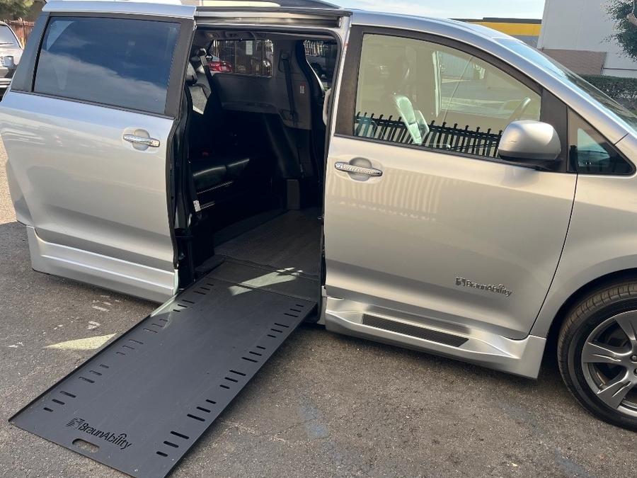 Used 2019 Toyota Sienna XLE Base - BraunAbility Side Entry Entry In Floor Automatic Ramp