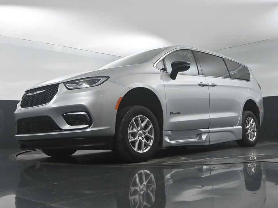 Used 2024 Chrysler Pacifica Touring L - BraunAbility Side Entry Entry Fold Out Automatic Ramp