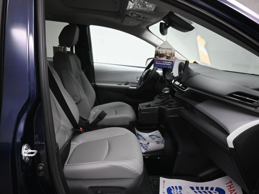 New 2026 Toyota Sienna Hybrid XLE Base - BraunAbility Side Entry Entry Fold Out Automatic Ramp
