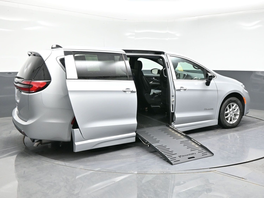 New 2026 Chrysler Pacifica Select Safety - BraunAbility Side Entry Entry Fold Out Automatic Ramp