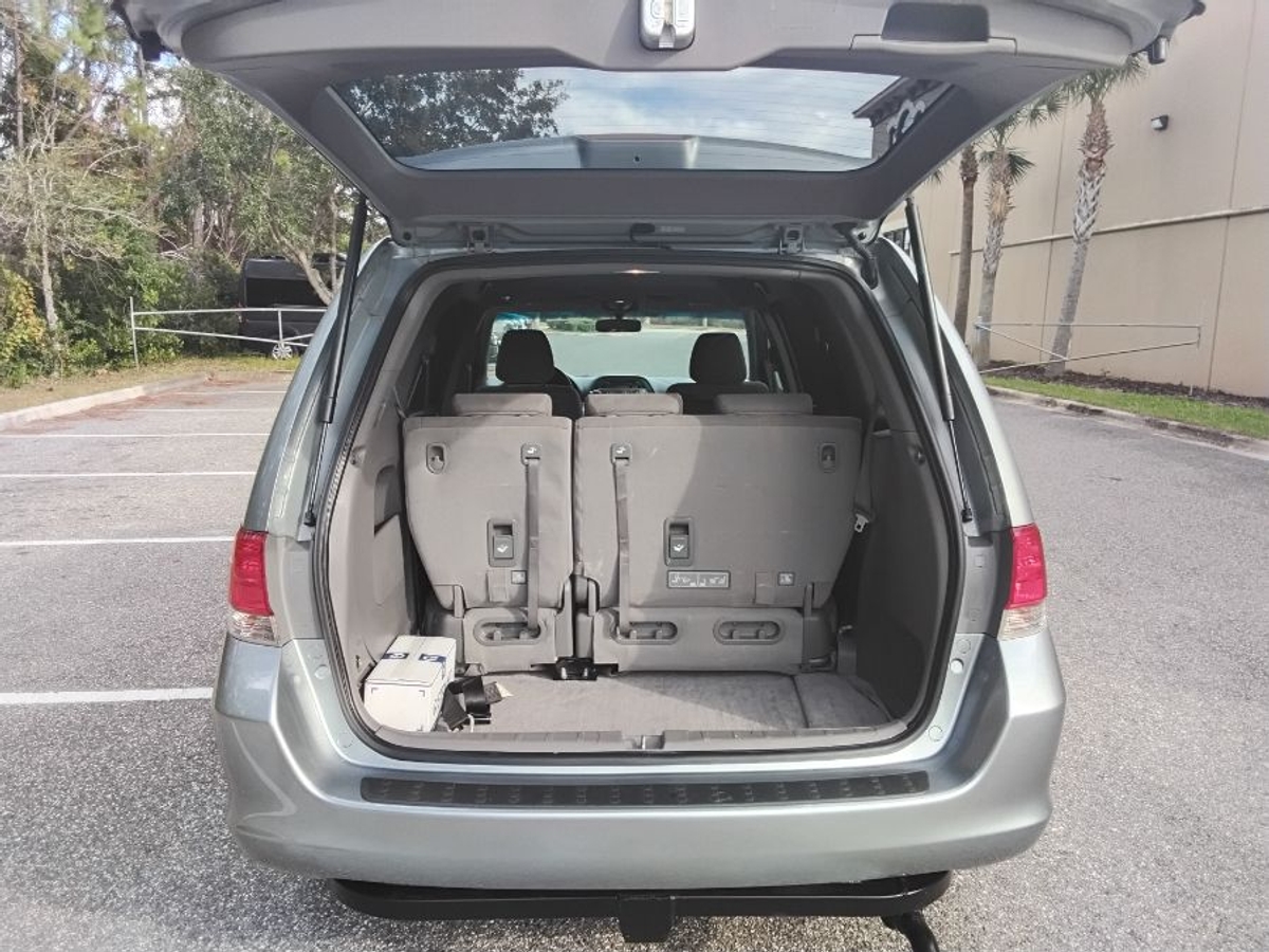 Blue Honda Odyssey image number 6