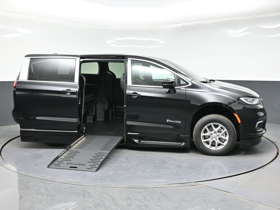 Black Chrysler Pacifica image number 7