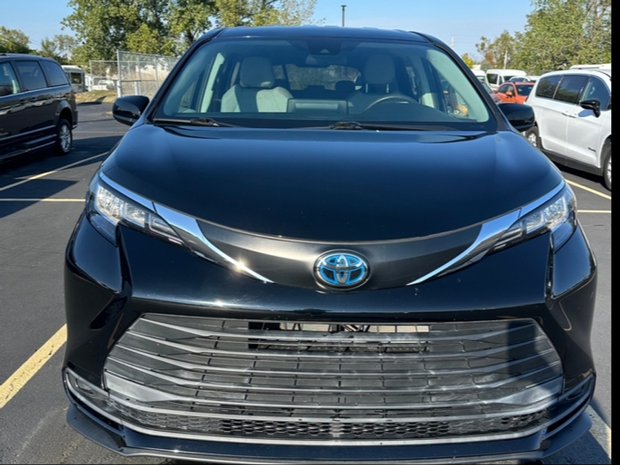 Used 2021 Toyota Sienna Hybrid LE - BraunAbility Side Entry Entry Fold Out Automatic Ramp