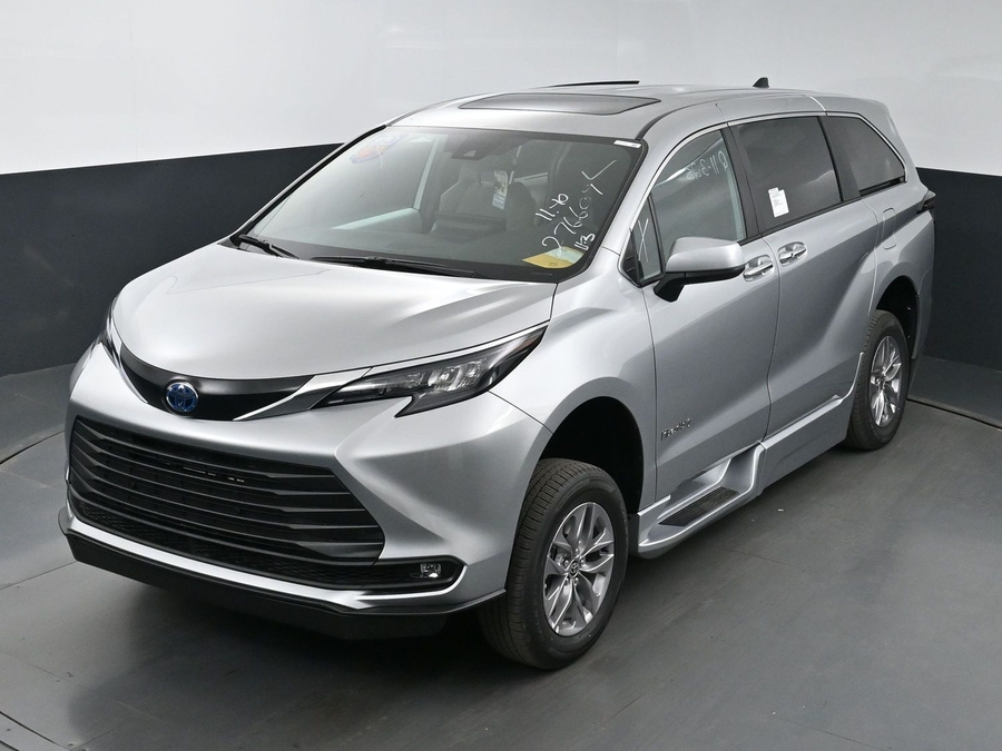 New 2025 Toyota Sienna Hybrid XLE Base - BraunAbility Side Entry Entry Fold Out Automatic Ramp