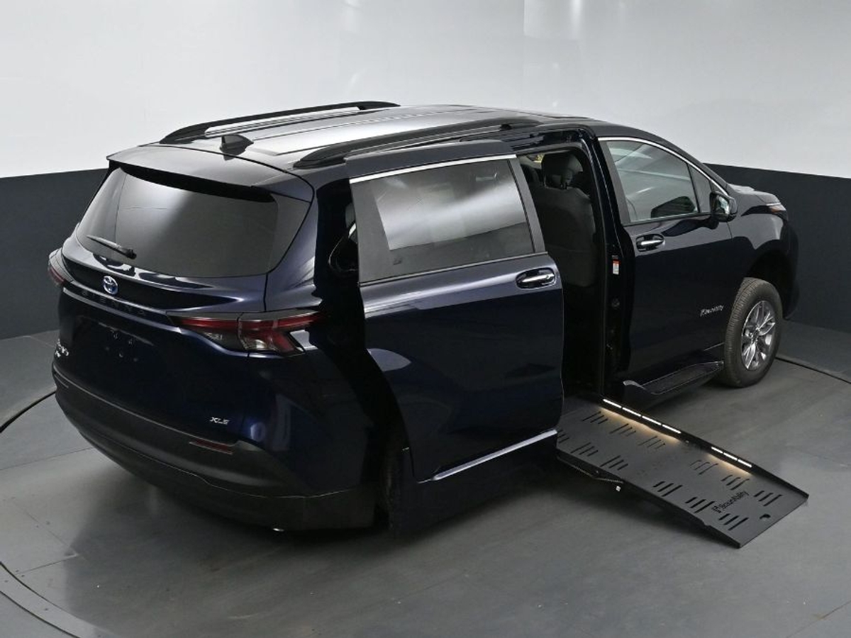 2025 TOYOTA SIENNA - Image 26