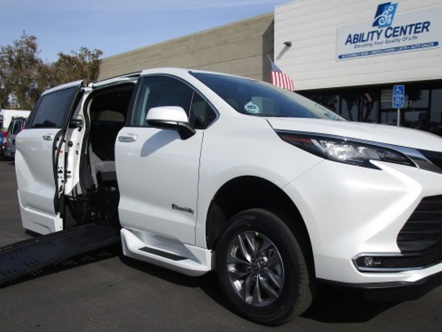 Used 2022 Toyota Sienna Hybrid XLE Base - BraunAbility Side Entry Entry Fold Out Automatic Ramp