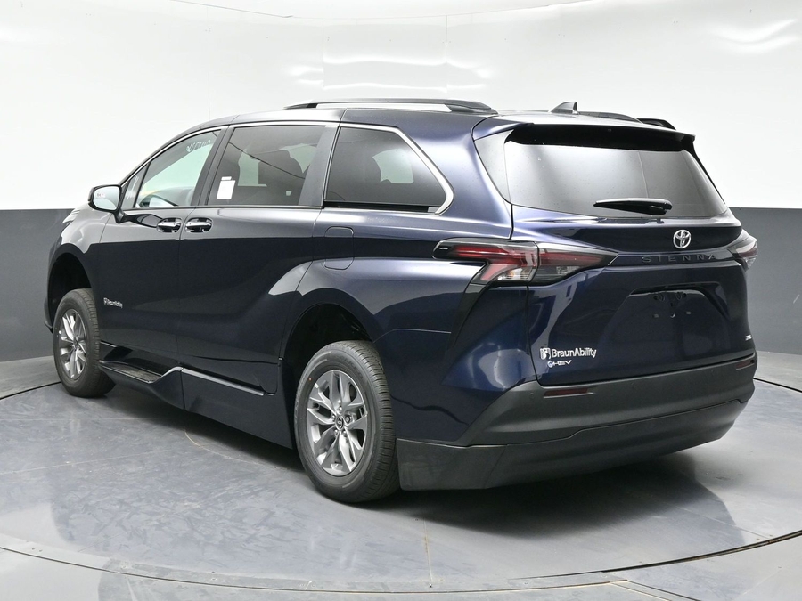 New 2026 Toyota Sienna Hybrid XLE Base - BraunAbility Side Entry Entry Fold Out Automatic Ramp
