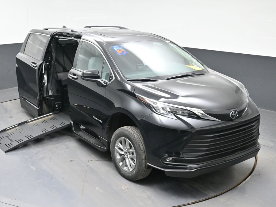 New 2026 Toyota Sienna Hybrid XLE Add - BraunAbility Side Entry Fold Out Automatic Ramp