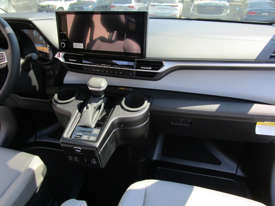 New 2025 Toyota Sienna Hybrid XLE Base - BraunAbility Side Entry Entry Fold Out Automatic Ramp