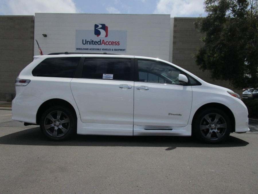 Used 2017 Toyota Sienna SE - BraunAbility Side Entry Entry In Floor Automatic Ramp