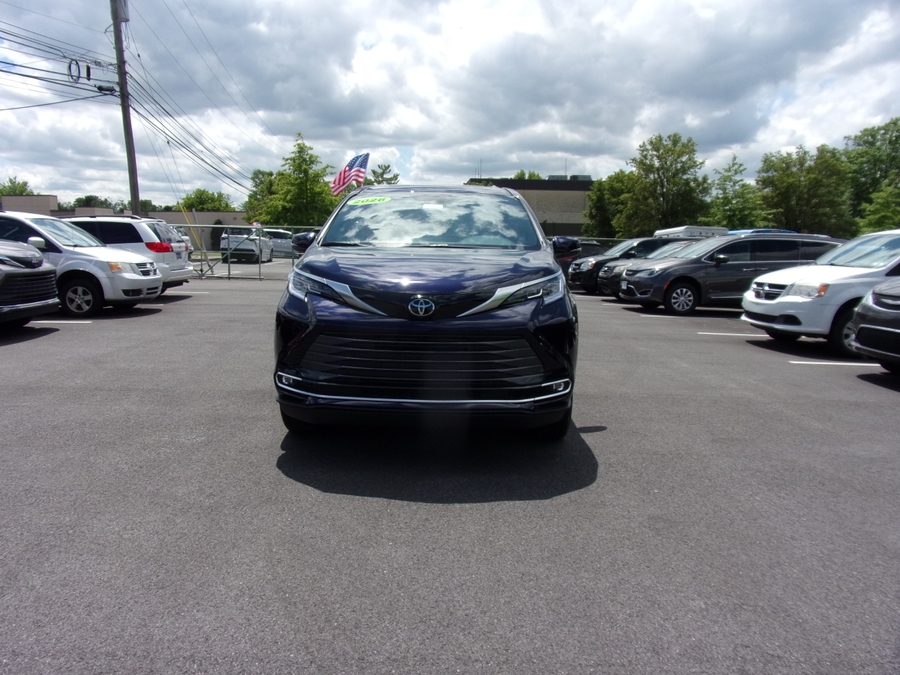 Blue Toyota Sienna image number 1