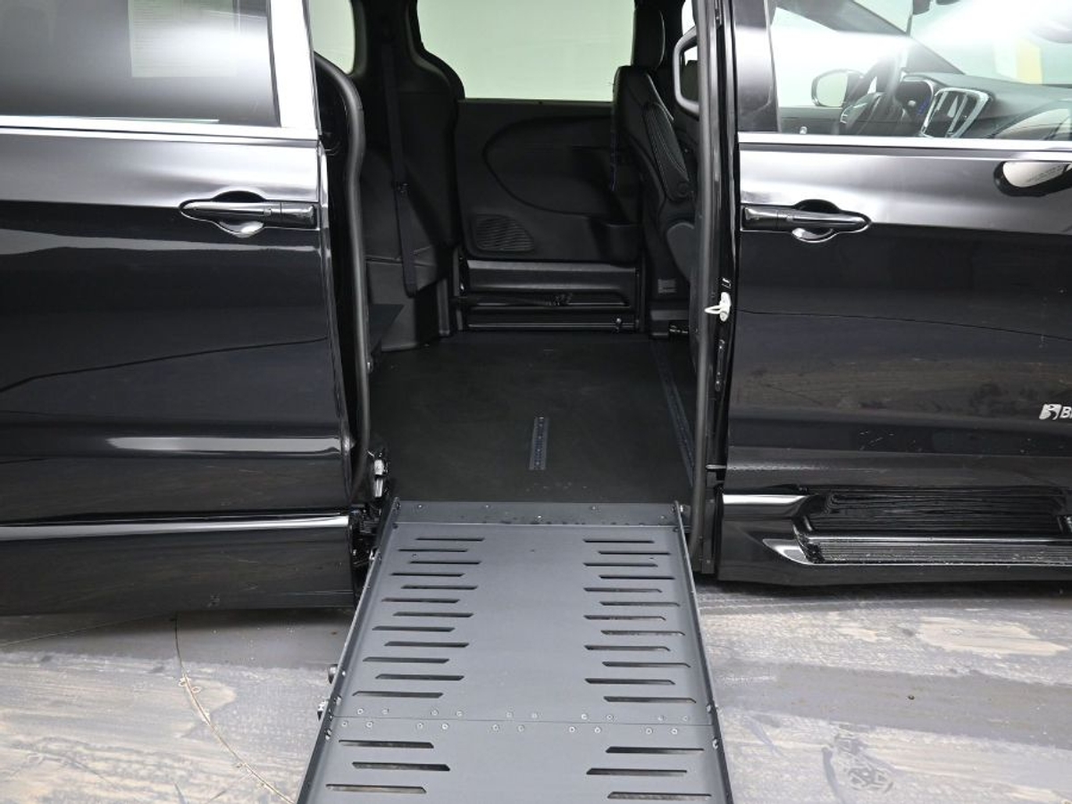 Black Chrysler Pacifica image number 11