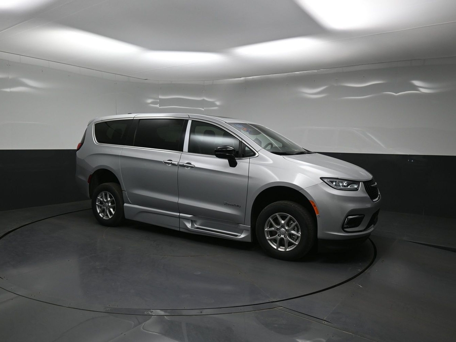 New 2026 Chrysler Pacifica Select Plus - BraunAbility Side Entry Entry Fold Out Automatic Ramp