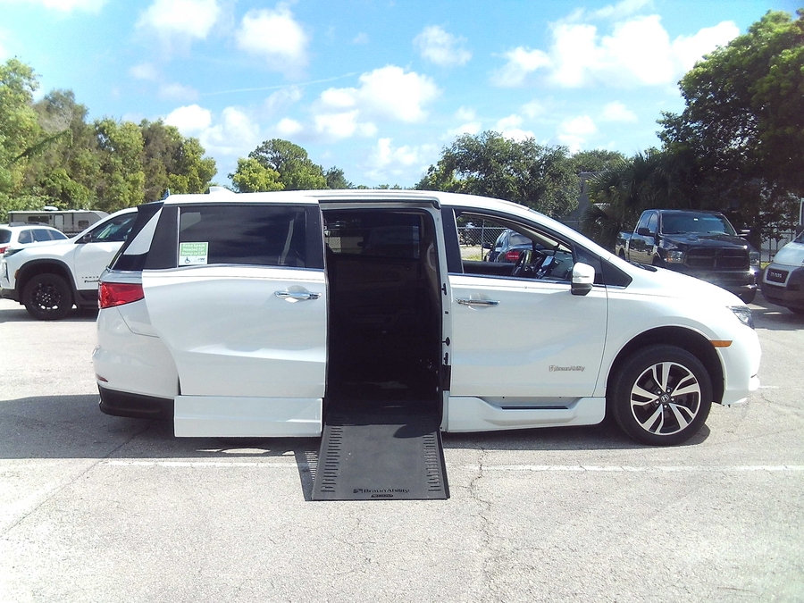 White Honda Odyssey image number 7