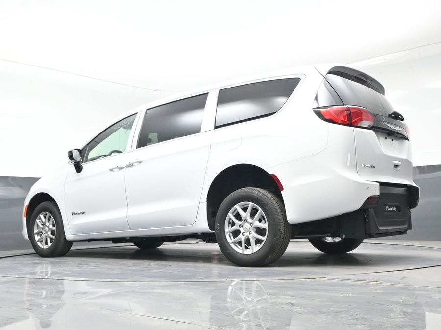 White Chrysler Voyager image number 19
