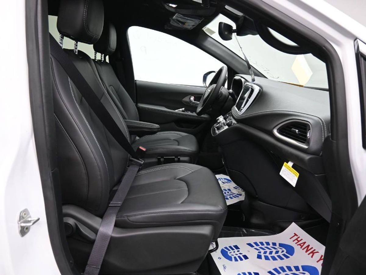 White Chrysler Pacifica image number 8