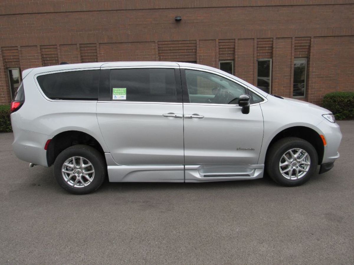 Silver Chrysler Pacifica image number 7