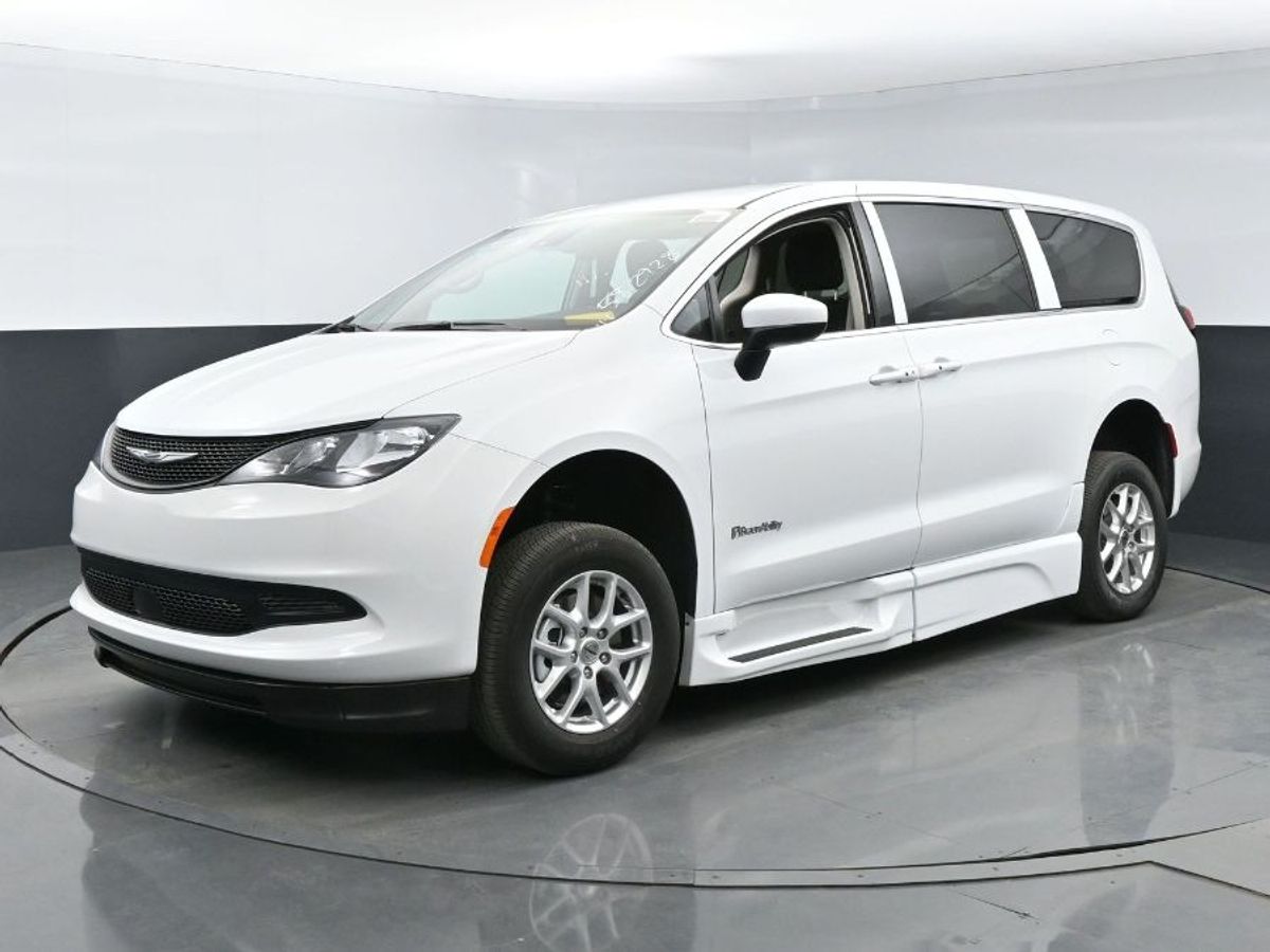 White Chrysler Voyager image number 15