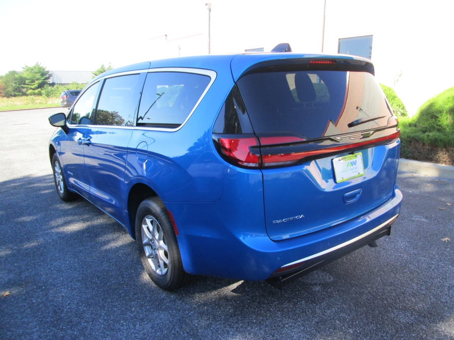 Blue Chrysler Pacifica image number 16