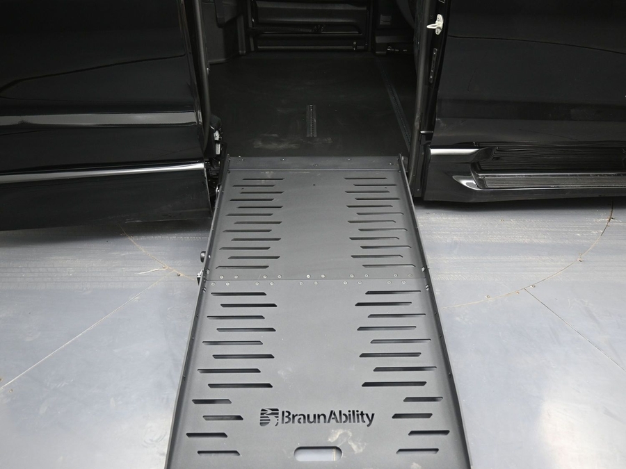 Black Chrysler Pacifica image number 10