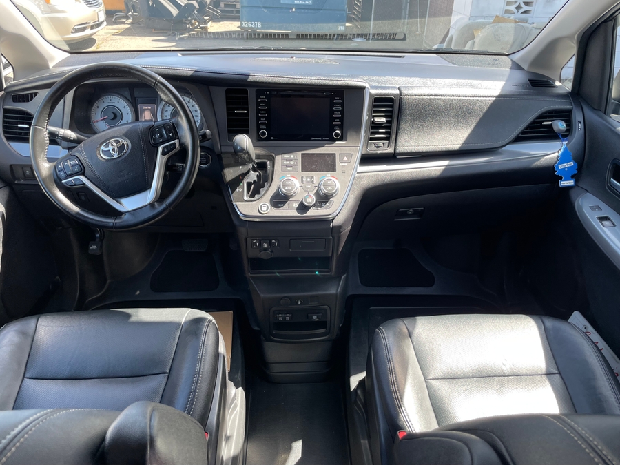Used 2018 Toyota Sienna SE - BraunAbility Side Entry Entry Fold Out Automatic Ramp