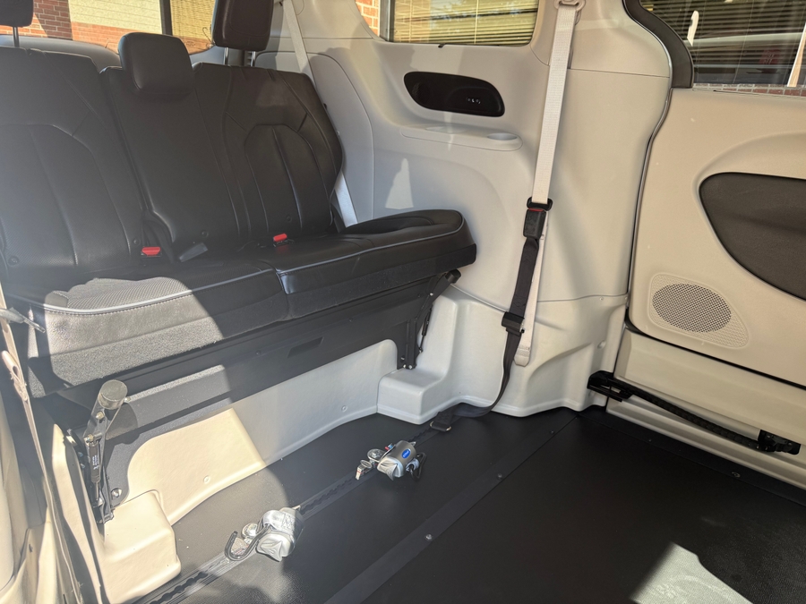 Used 2018 Chrysler Pacifica Limited - BraunAbility Side Entry Entry In Floor Automatic Ramp