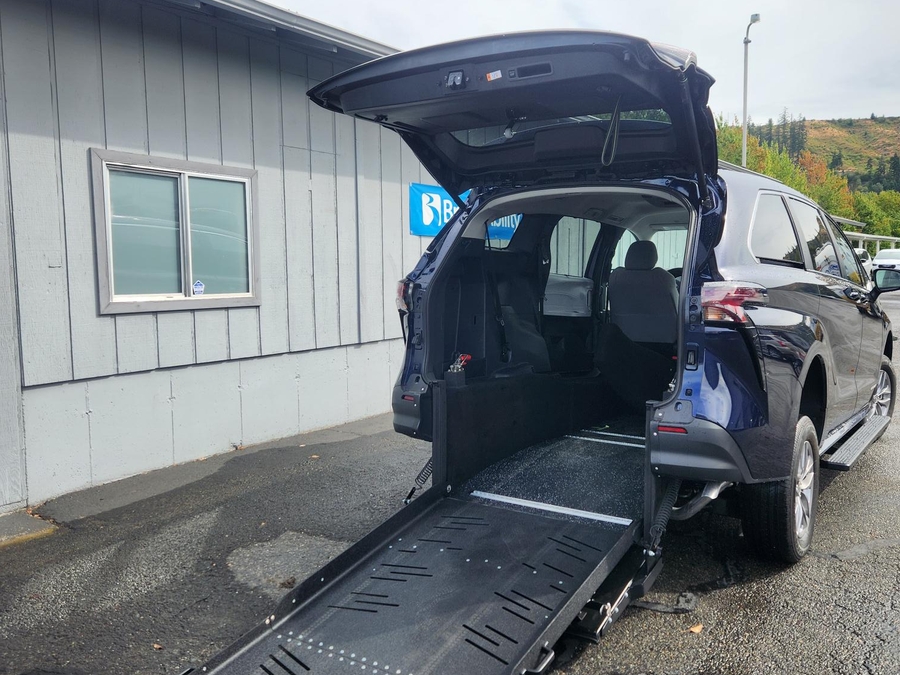 New 2026 Toyota Sienna Hybrid LE 8-Passenger - Vantage Mobility Rear Entry Fold Out Manual Ramp