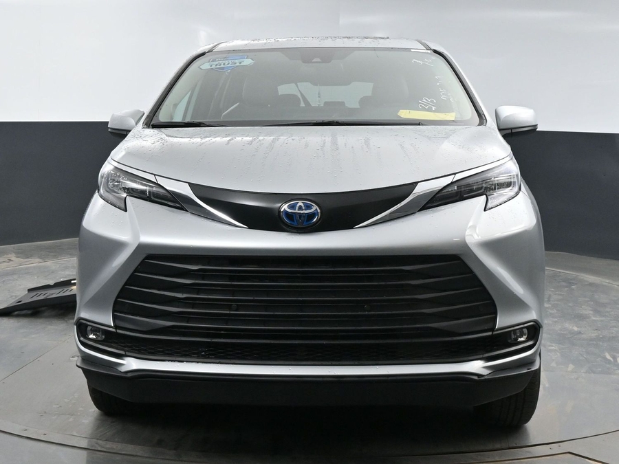 New 2025 Toyota Sienna Hybrid XLE Plus - BraunAbility Side Entry Entry Fold Out Automatic Ramp