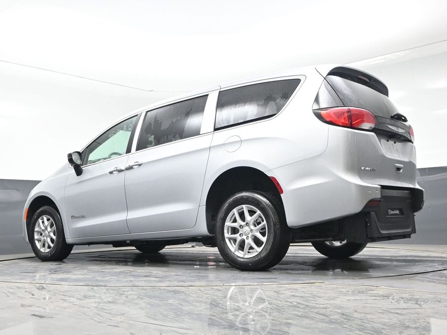 Silver Chrysler Voyager image number 23