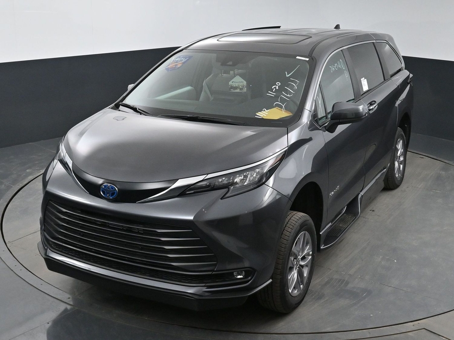 New 2025 Toyota Sienna Hybrid XLE Base - BraunAbility Side Entry Entry Fold Out Automatic Ramp
