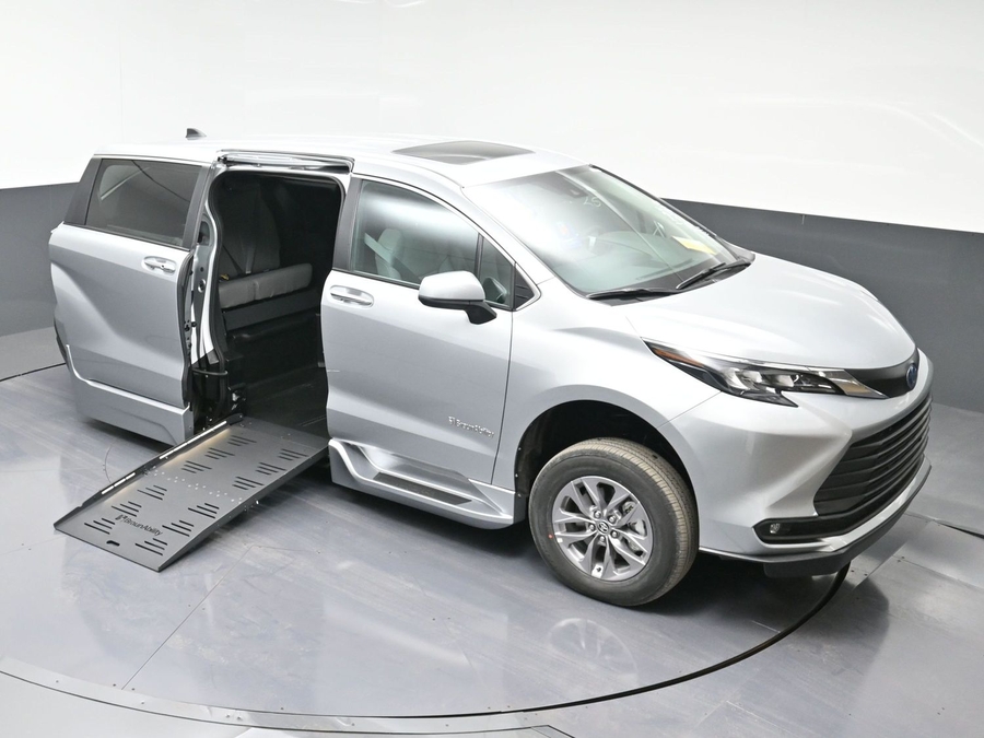 New 2025 Toyota Sienna Hybrid XLE Base - BraunAbility Side Entry Entry Fold Out Automatic Ramp