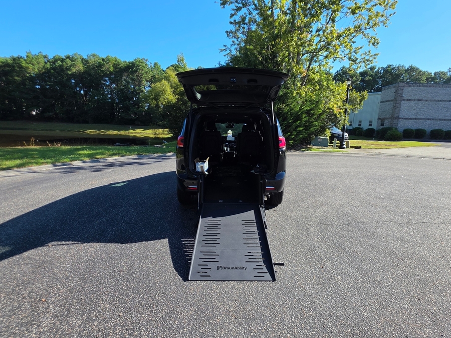 Black Chrysler Pacifica image number 2