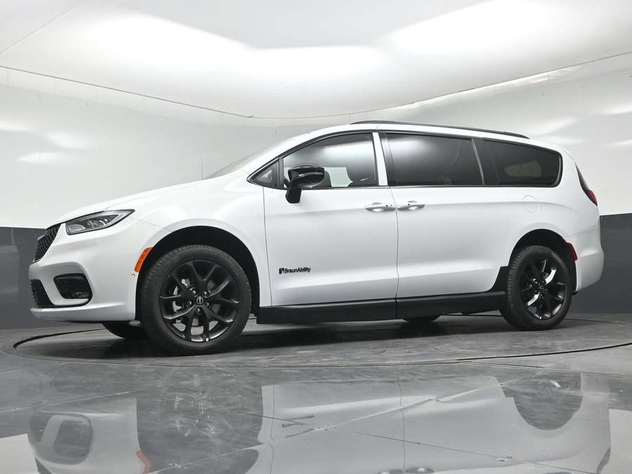 New 2026 Chrysler Pacifica Select Sport - BraunAbility Side Entry Fold Out Manual Ramp