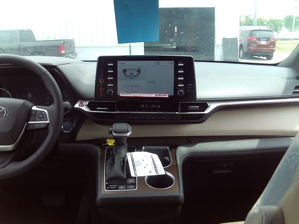 Silver Toyota Sienna image number 8