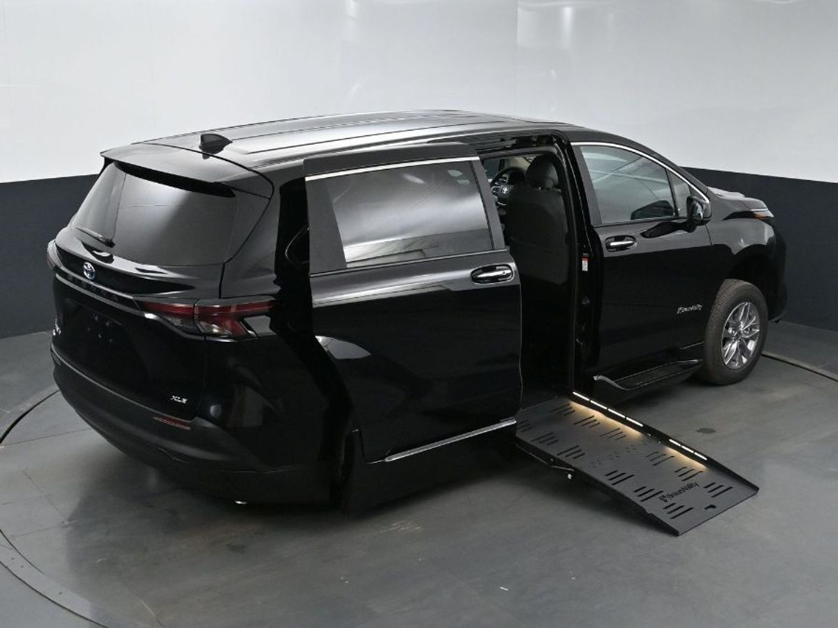 Black Toyota Sienna image number 25