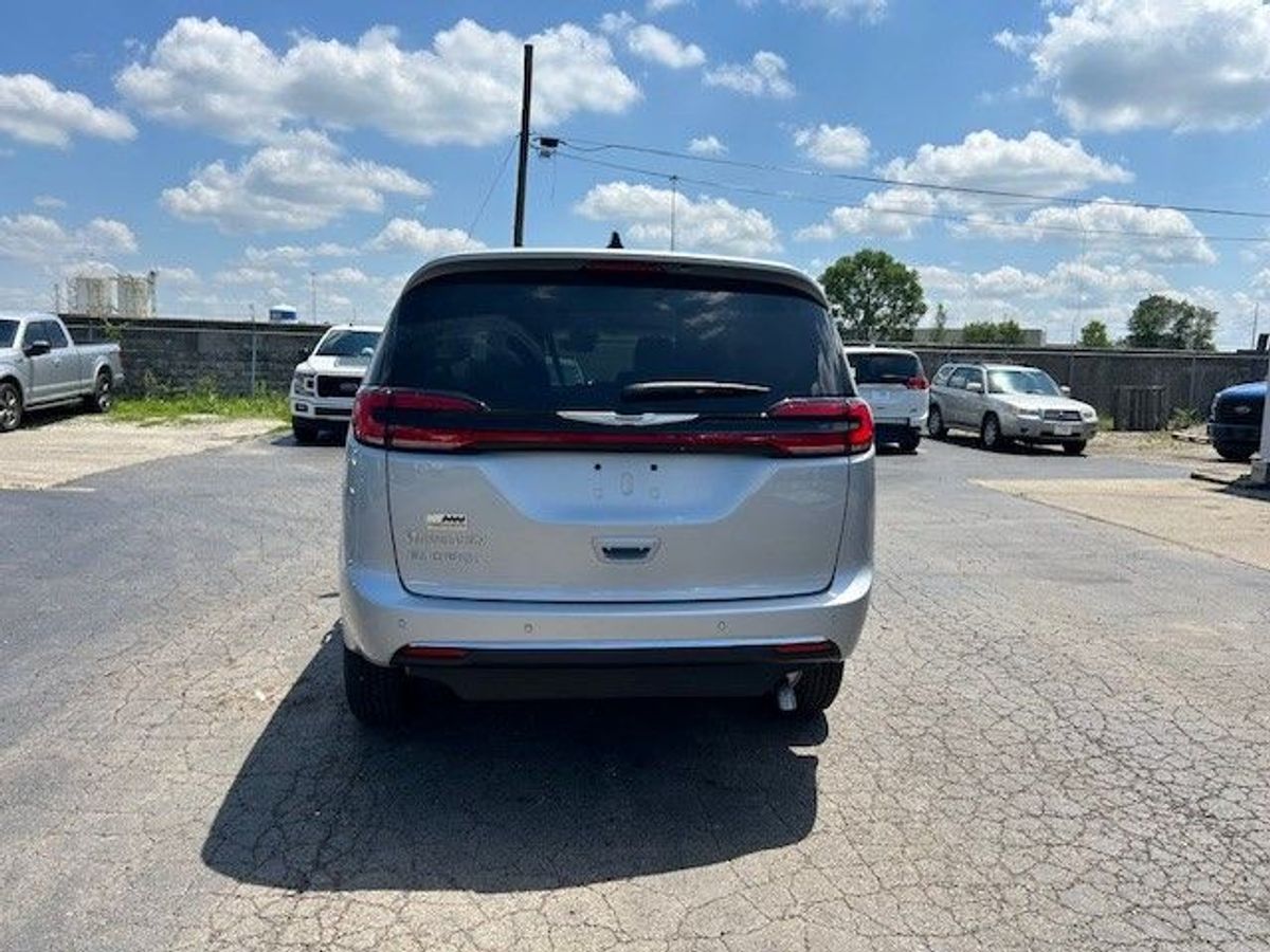Silver Chrysler Pacifica image number 4